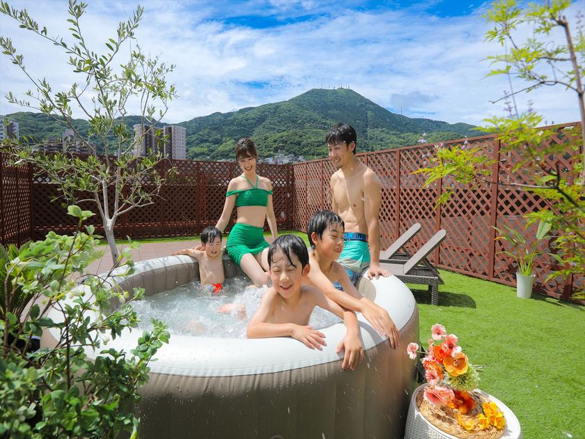 北九州・千草ホテルに“皿倉山を望む絶景ジャグジー”がオープン!屋上で過ごす、家族と、恋人と、とっておきのひとときを