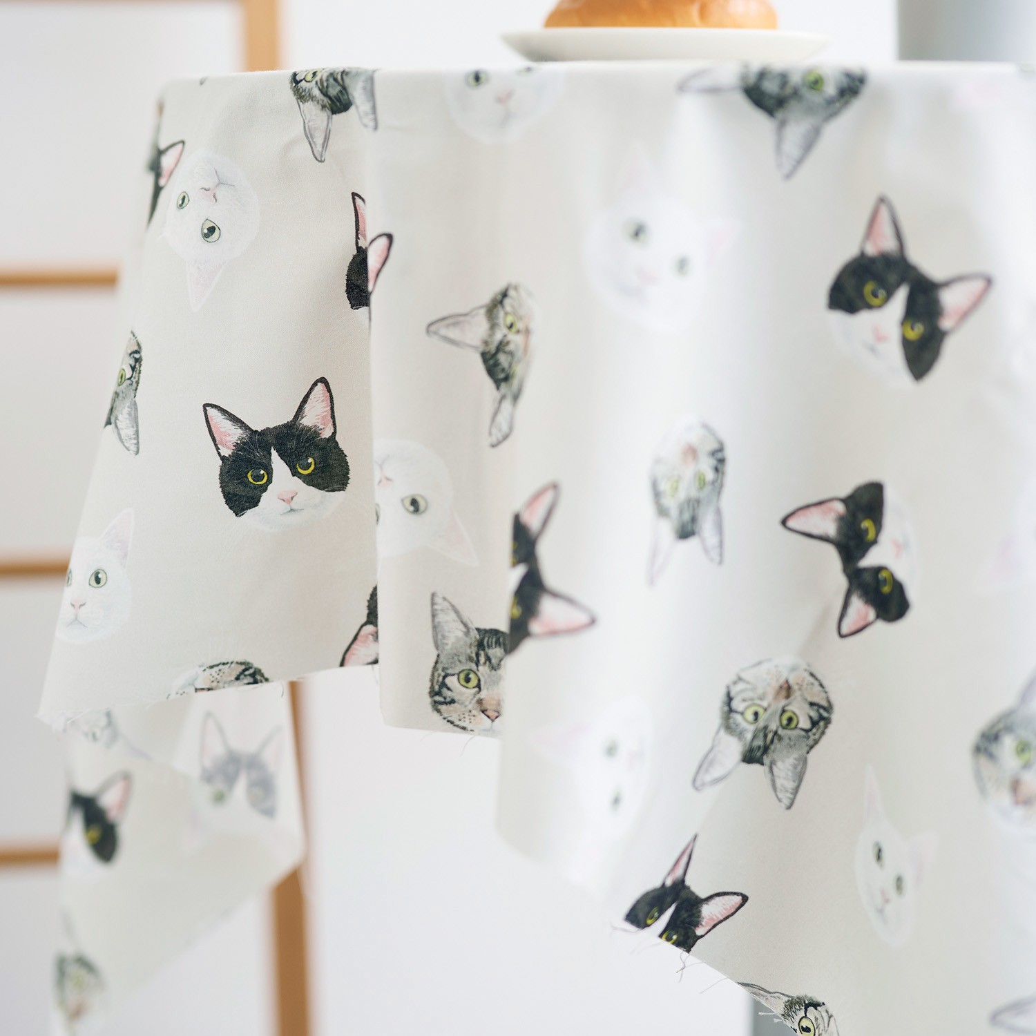 【売上の一部は保護猫活動へ寄付】保護猫支援につながる新作テキスタイル「Three cats」を12/1より発売