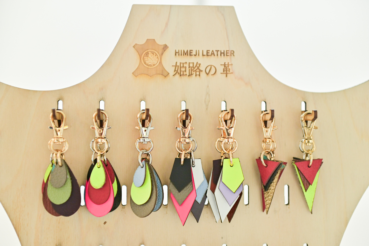 【新しい取り組み】高品質「姫路レザー」の端材を精密レーザーでアップサイクル。インバウンド向け「レザーお守り」や、入学祝いに最適な「名入れ動物チャーム」の制作