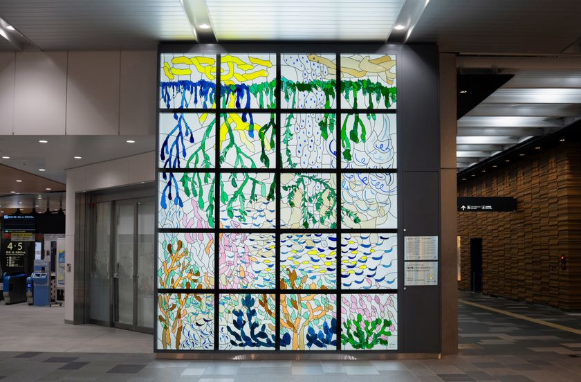 あいの風とやま鉄道・富山駅 中央改札口横にパブリックアート設置　富山の自然の恵みを表現した大型ステンドグラス作品『生命の根(いのちのね)』公開　ミナ ペルホネン デザイナー　皆川 明 原画・監修