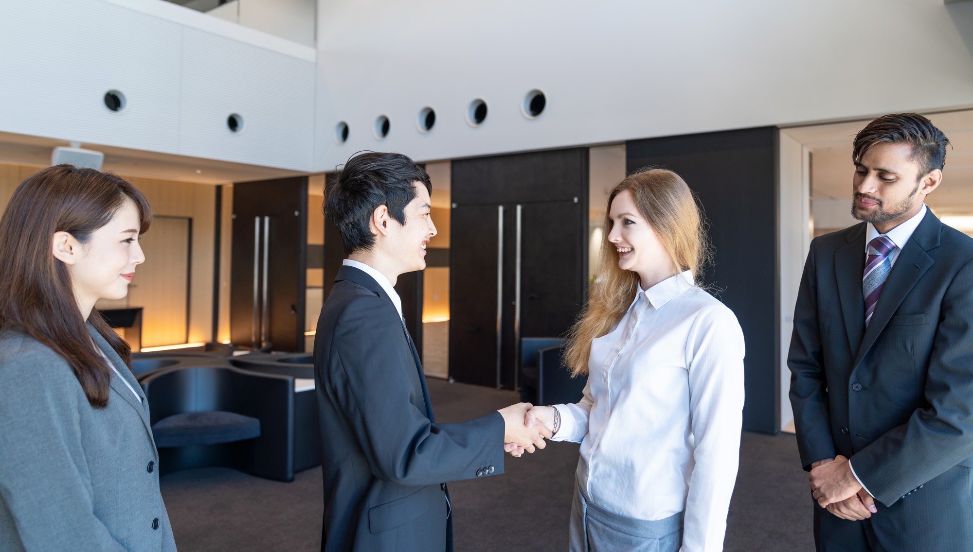 役員・管理職向けの成果を出すアメリカ・ビジネス英語トレーニング。交渉・プレゼン・契約・投資家対応を30分カウンセリング付きで実践体験