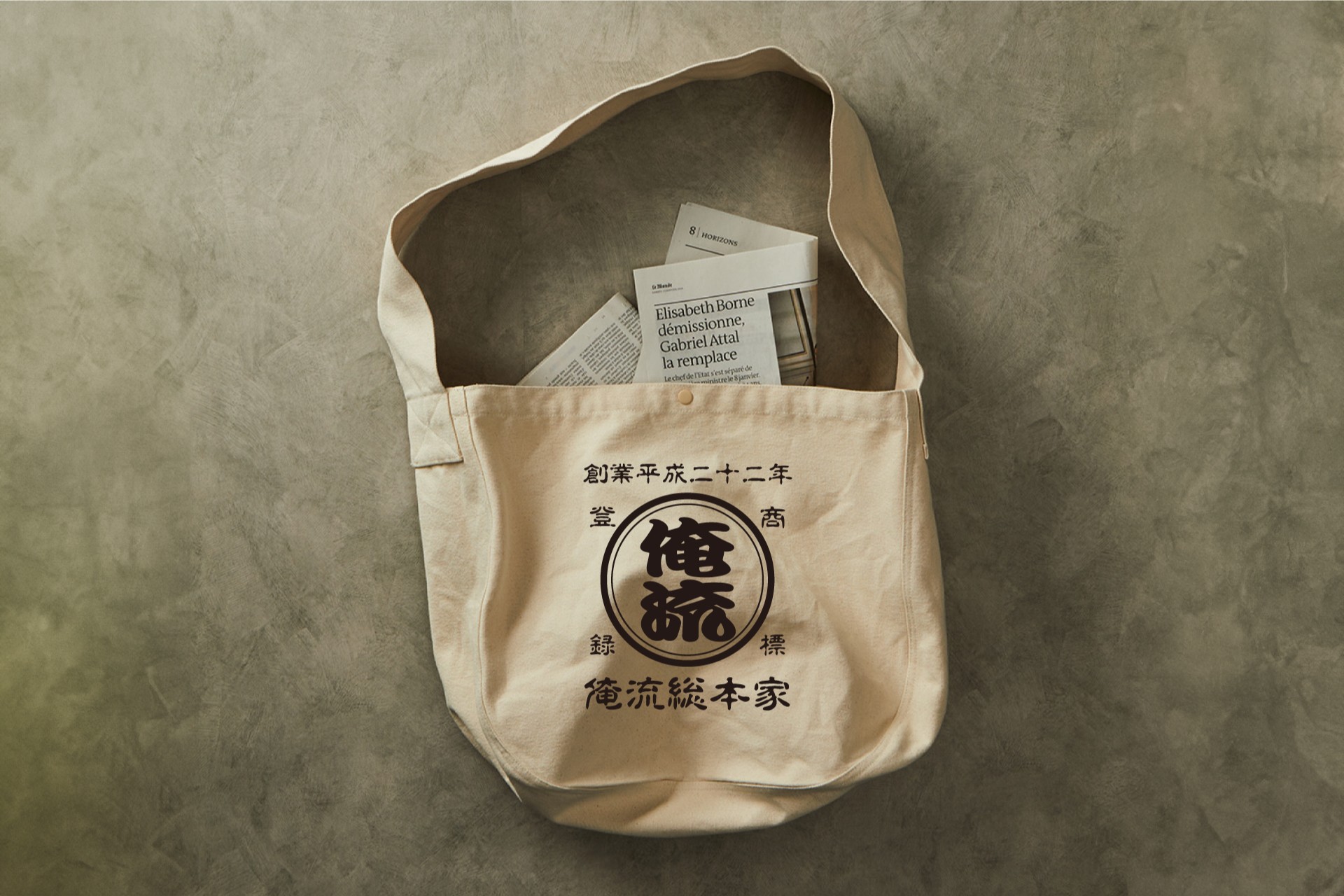 昭和の商店がそのままバッグに！名入れできる帆前掛け風メッセンジャーバッグが期間限定セール