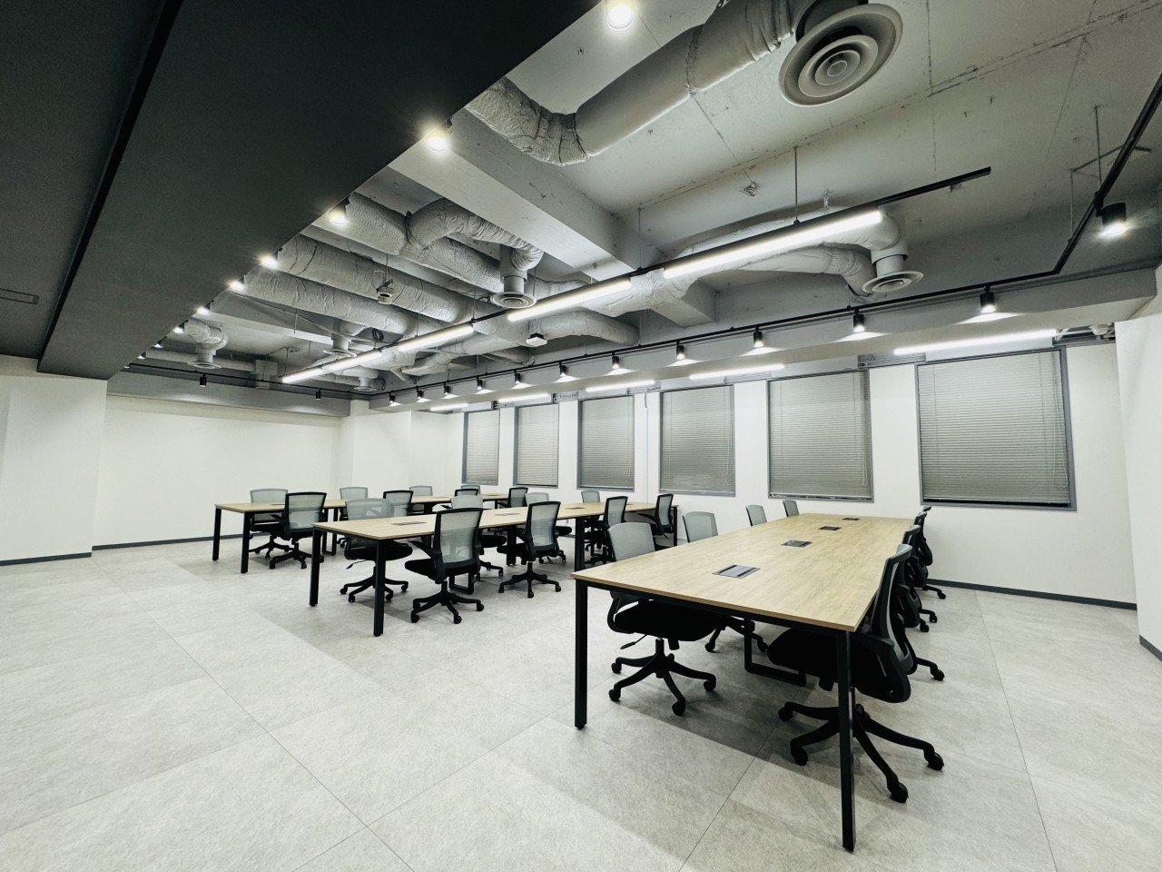 【2026年最新】「おしゃれなだけ」はもう卒業！オフィスの生産性を劇的に高める環境構築、3つの鉄則