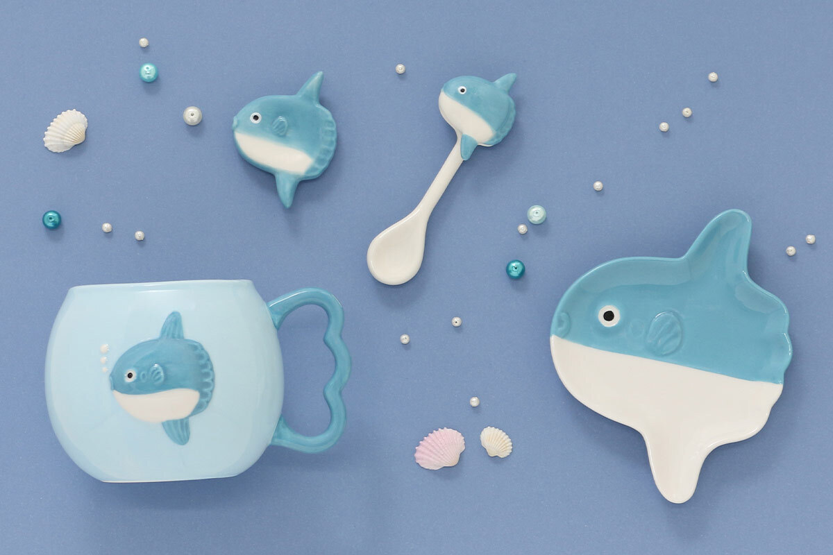 マンボウ好き必見！？　おとぼけ顔のマグカップやプレートなど癒やしの食器シリーズ「Go!Go!manbou」を雑貨店・ブルーブルーエで好評発売中