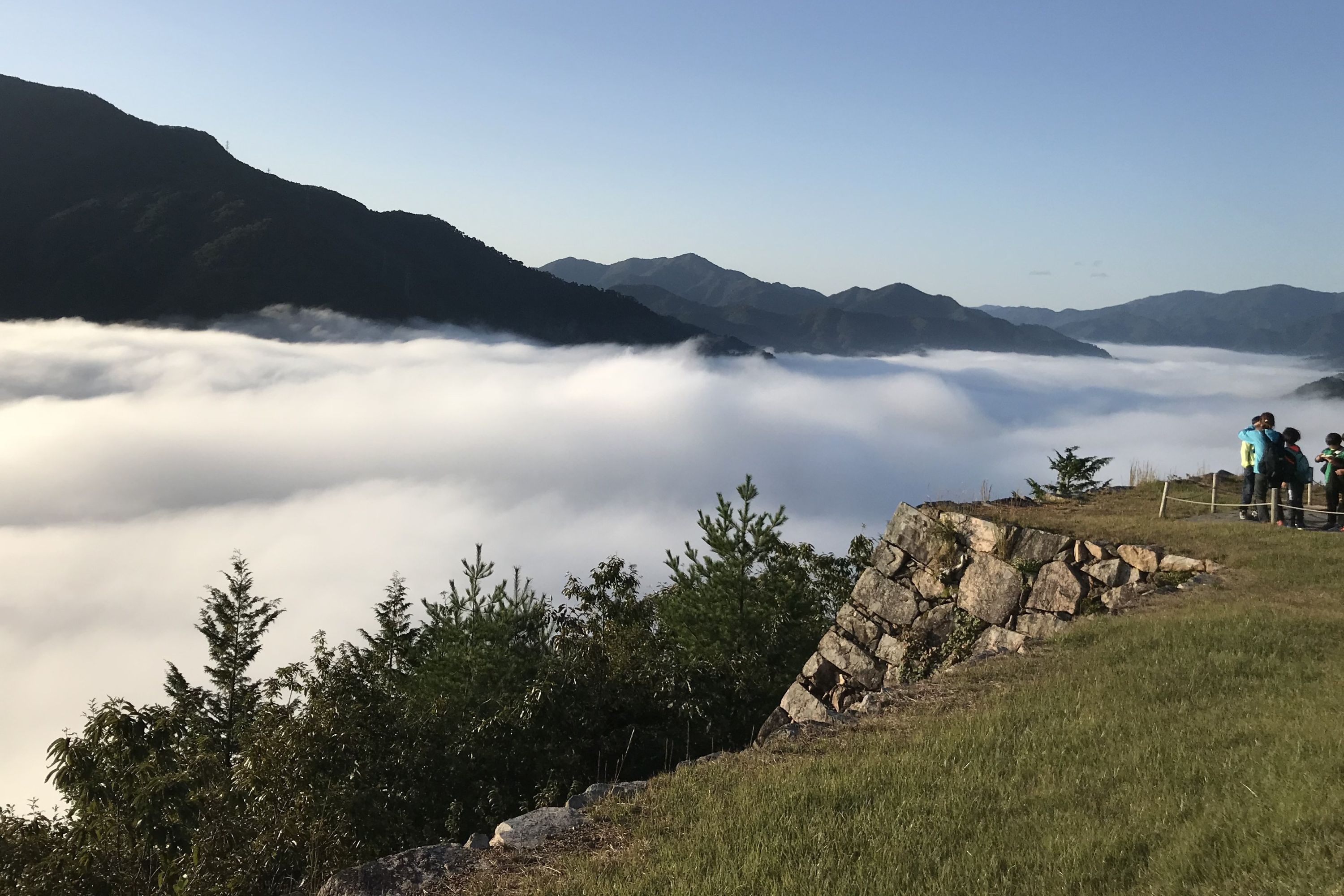 【兵庫】豊臣秀長が城代を務めた"天空の城"竹田城跡のふもとの宿雲の上に立つか、浮かぶ城跡を眺めるか9月からの雲海シーズンに「宿屋 天空」1名様5,500円〜