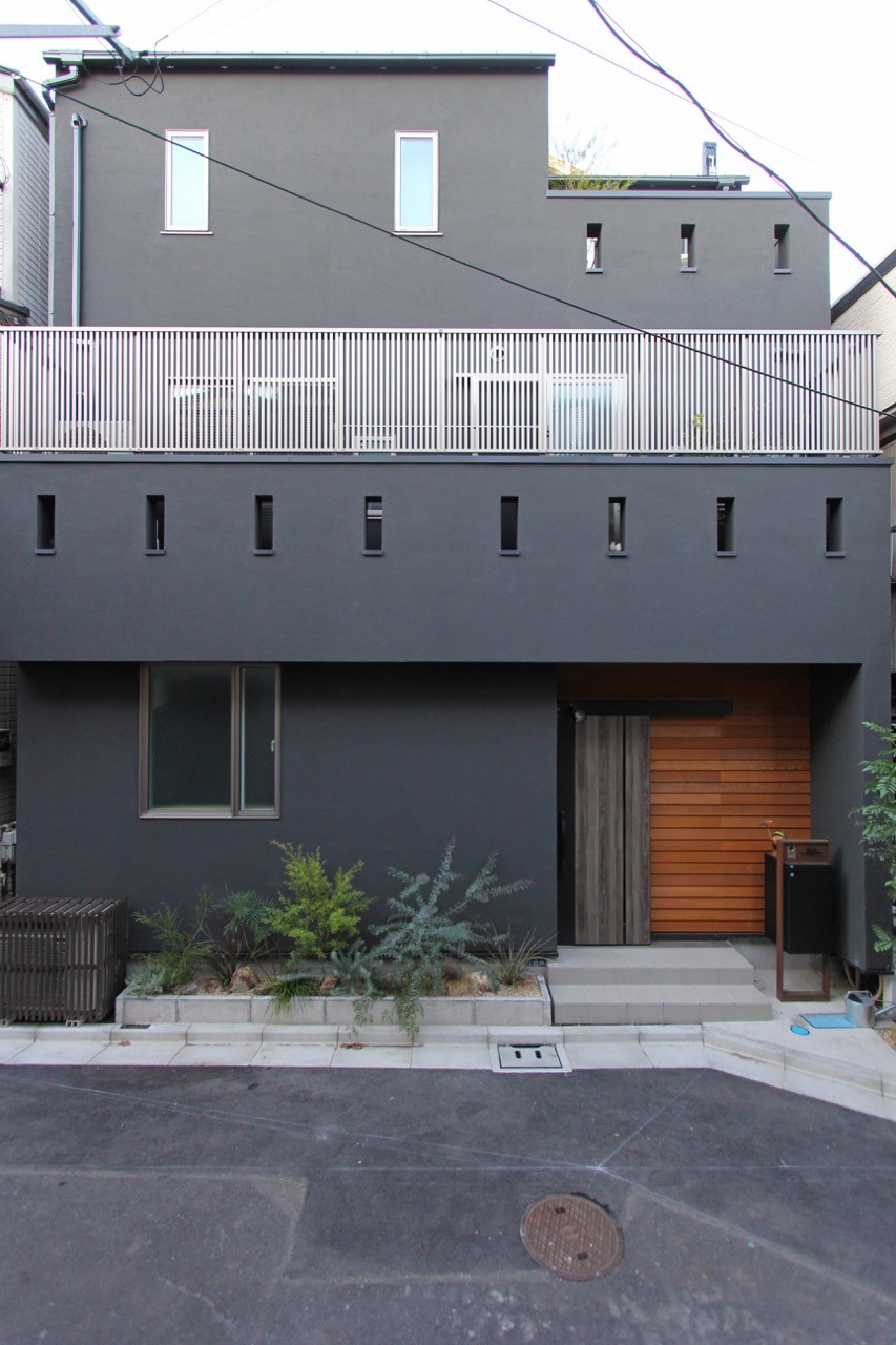 20坪の狭小地に建つ光あふれる3階建て二世帯住宅！子どもと猫が「ヤグラ」やキャットウォークで楽しく暮らすモダンな住まい