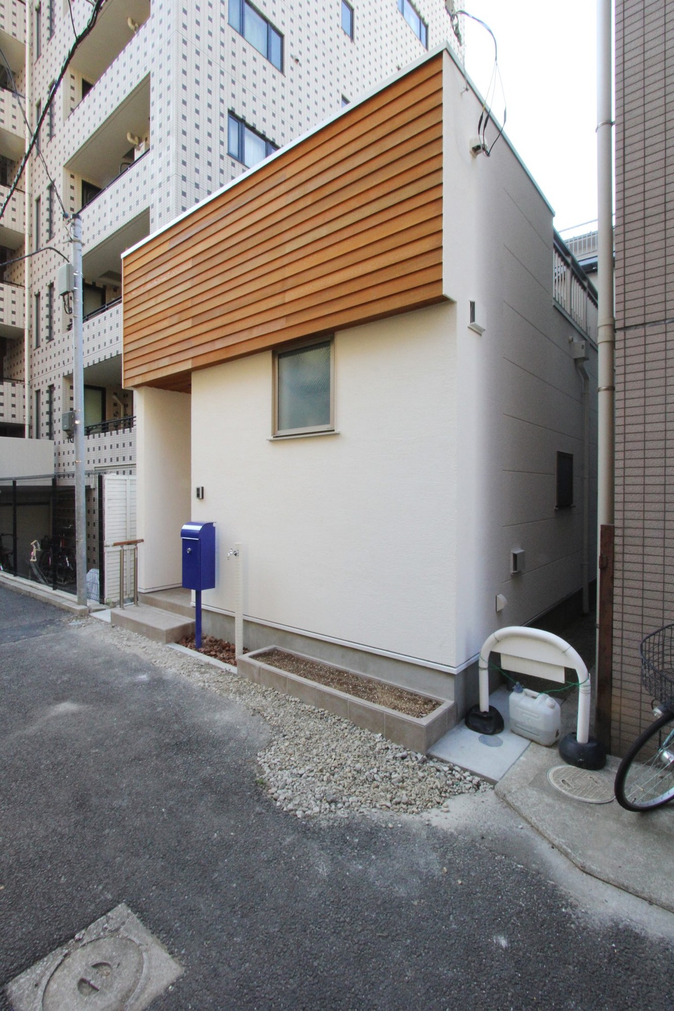 YouTubeで37万回再生を突破！13坪の極小地に建つ、シニア夫婦の「シンプルで豊かな四角い家」が話題に