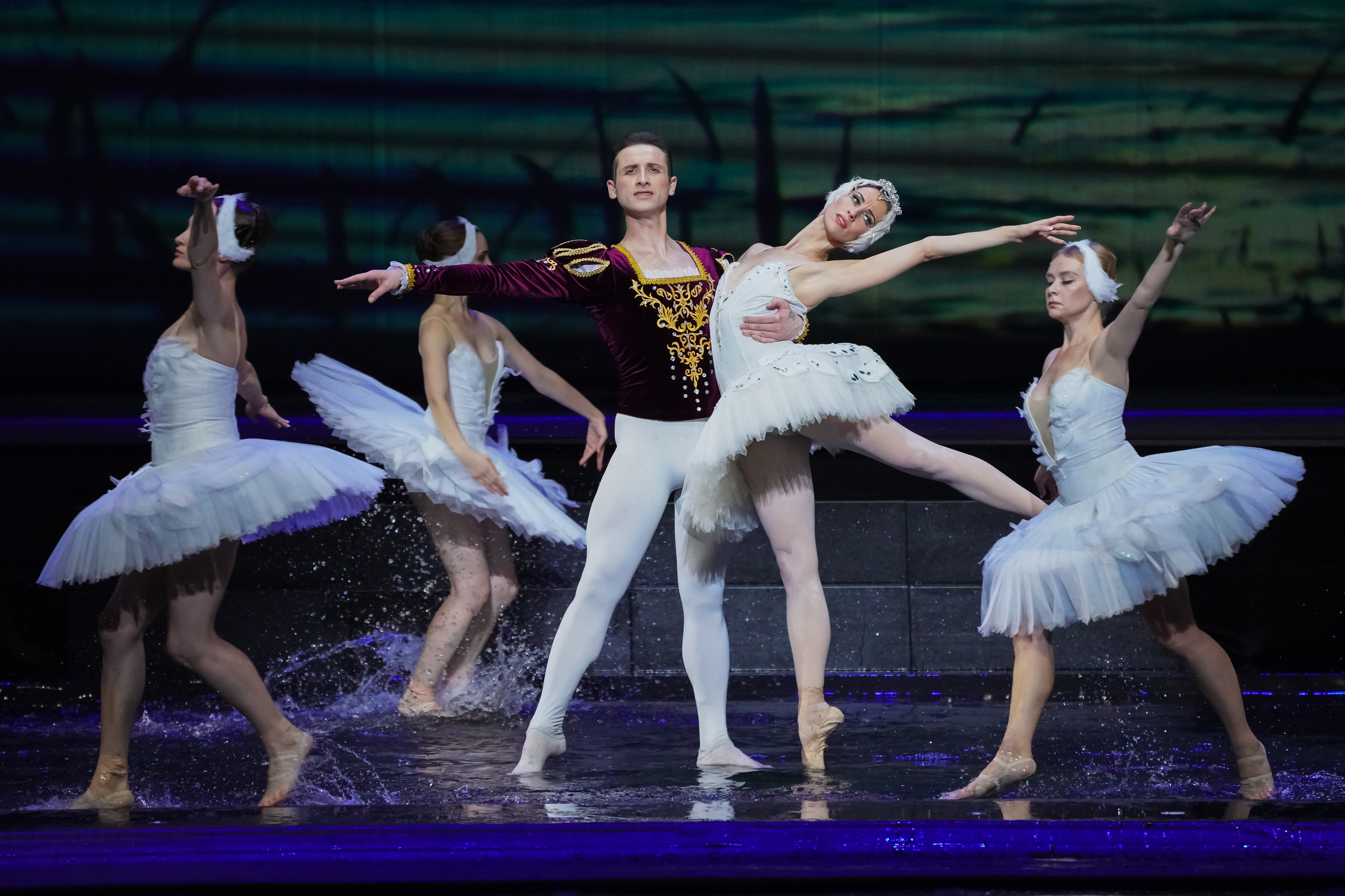 ウクライナ・グランド・バレエ初来日！ 「SWAN LAKE ON WATER」有楽町で開幕！