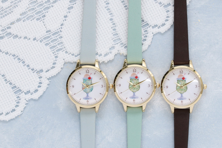 昔ながらの喫茶店のクリームソーダをデザインした懐かしいオリジナル腕時計！　ブルーブルーエで7月15日（金）から新発売。文字盤のソーダが光の反射できらめく！