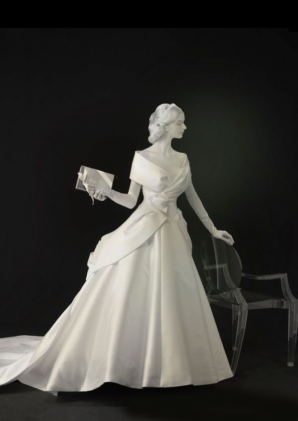 究極の造形美を求めたドレス エマ理永のドレス造形展 THE DRESS なぜ知的な女性たちに支持されるのか?自身初の展覧会開催